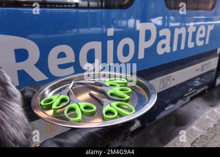 Vorstellung der neuen 650 RegioPanter-Elektrozugeinheiten des nationalen Flugzeugträgers Ceske drahy (CD) in Olomouc, Tschechische Republik, 20. Dezember 2022, die das nationale Luftfahrtunternehmen Ceske drahy (CD) auf der neuen elektrifizierten Eisenbahnstrecke Olomouc-Unicov-Sumperk einsetzen will. (CTK Photo/Ludek Perina) Stockfoto