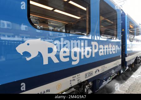 Vorstellung der neuen 650 RegioPanter-Elektrozugeinheiten des nationalen Flugzeugträgers Ceske drahy (CD) in Olomouc, Tschechische Republik, 20. Dezember 2022, die das nationale Luftfahrtunternehmen Ceske drahy (CD) auf der neuen elektrifizierten Eisenbahnstrecke Olomouc-Unicov-Sumperk einsetzen will. (CTK Photo/Ludek Perina) Stockfoto