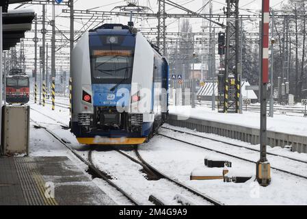 Vorstellung der neuen 650 RegioPanter-Elektrozugeinheiten des nationalen Flugzeugträgers Ceske drahy (CD) in Olomouc, Tschechische Republik, 20. Dezember 2022, die das nationale Luftfahrtunternehmen Ceske drahy (CD) auf der neuen elektrifizierten Eisenbahnstrecke Olomouc-Unicov-Sumperk einsetzen will. (CTK Photo/Ludek Perina) Stockfoto