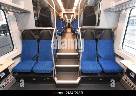 Vorstellung der neuen 650 RegioPanter-Elektrozugeinheiten des nationalen Flugzeugträgers Ceske drahy (CD) in Olomouc, Tschechische Republik, 20. Dezember 2022, die das nationale Luftfahrtunternehmen Ceske drahy (CD) auf der neuen elektrifizierten Eisenbahnstrecke Olomouc-Unicov-Sumperk einsetzen will. (CTK Photo/Ludek Perina) Stockfoto