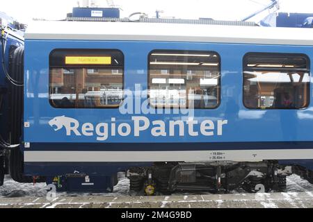 Vorstellung der neuen 650 RegioPanter-Elektrozugeinheiten des nationalen Flugzeugträgers Ceske drahy (CD) in Olomouc, Tschechische Republik, 20. Dezember 2022, die das nationale Luftfahrtunternehmen Ceske drahy (CD) auf der neuen elektrifizierten Eisenbahnstrecke Olomouc-Unicov-Sumperk einsetzen will. (CTK Photo/Ludek Perina) Stockfoto