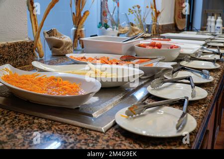 Catering mit Speisen in Reihe in einem kostenlosen Buffet in einem Restaurant Stockfoto