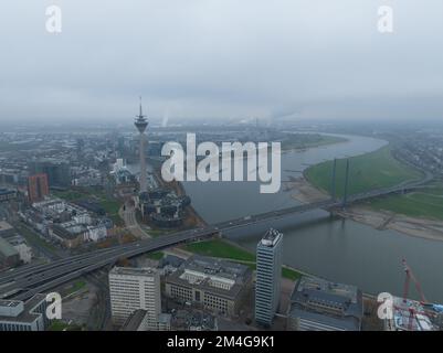 Düsseldorf, 11. Dezember 2022, Deutschland. Blick auf die Düsseldorfer Skyline, den rhein, die Rheinknie-Brücke, den Rheinturm Stockfoto