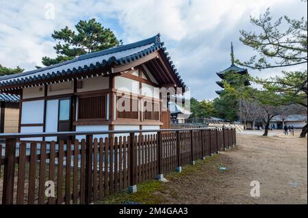 Nara, Japan - 5. Januar 2020. Detail eines historischen Tempels im Nara Park. Nara ist eine historische Stadt in Japan, berühmt für ihre vielen Tempel und Schreine. Stockfoto