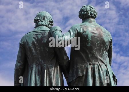 Goethe-Schiller-Denkmal, Bronze-Doppelstatue vor dem Deutschen Nationaltheater, Rückblick, Deutschland, Thüringen, Weimar Stockfoto