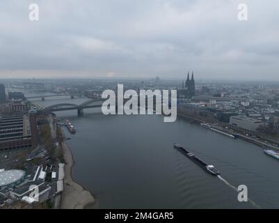 Köln, 11. Dezember 2022, Deutschland. Blick auf die Kölner Innenstadt aus der Vogelperspektive. rhein, Skyline, Kölner Dom und das Stockfoto