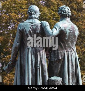 Goethe-Schiller-Denkmal, Bronze-Doppelstatue vor dem Deutschen Nationaltheater, Rückblick, Deutschland, Thüringen, Weimar Stockfoto