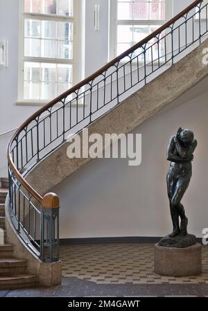 Foyer mit frei schwingender Jugendstil-Treppe und Auguste Rodin's Eve, Bauhaus-Universität Weimar, Deutschland, Thueringen, Weimar Stockfoto
