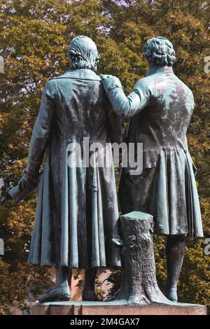 Goethe-Schiller-Denkmal, Bronze-Doppelstatue vor dem Deutschen Nationaltheater, Rückblick, Deutschland, Thüringen, Weimar Stockfoto