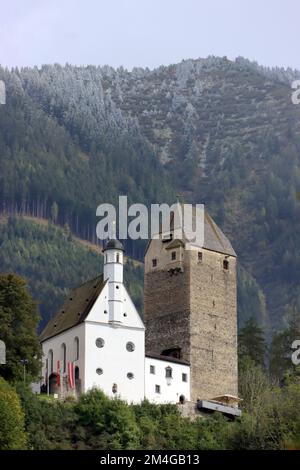 Schloss Freundsberg mit Burgkirche, Österreich, Tirol, Schwaz Stockfoto