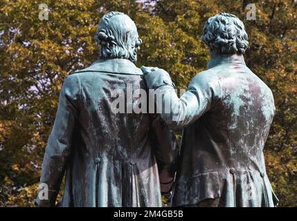 Goethe-Schiller-Denkmal, Bronze-Doppelstatue vor dem Deutschen Nationaltheater, Rückblick, Deutschland, Thüringen, Weimar Stockfoto