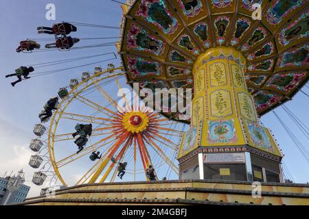 Kettenkarussell und Riesenrad am Hamburger Dom, Deutschland, Hamburg Stockfoto