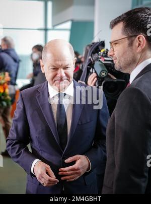 Berlin, Deutschland. 21.. Dezember 2022. Bundeskanzler Olaf Scholz (SPD) und Justizminister Marco Buschmann (r, FDP) nehmen an der Sitzung des Bundeskabinetts Teil. Kredit: Kay Nietfeld/dpa/Alamy Live News Stockfoto