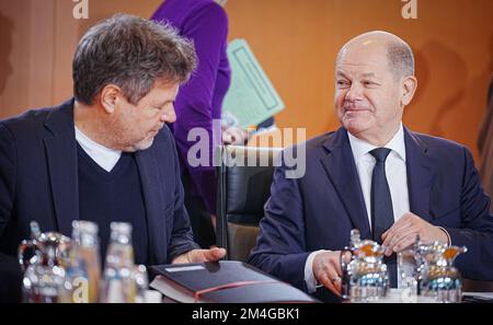 Berlin, Deutschland. 21.. Dezember 2022. Robert Habeck (Bündnis 90/die Grünen), Bundesminister für Wirtschaft und Klimaschutz, und Kanzler Olaf Scholz (SPD) nehmen an der Sitzung des deutschen Kabinetts Teil. Kredit: Kay Nietfeld/dpa/Alamy Live News Stockfoto