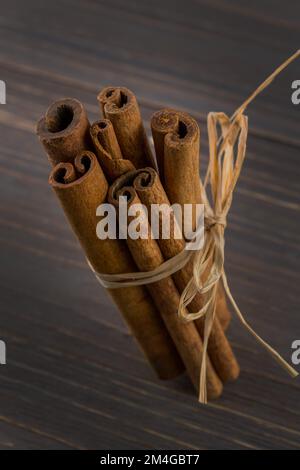 Zimt (Cinnamomum spec.), Zimtstangen Stockfoto