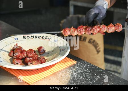 Eine Nahaufnahme einer italienischen Grillspezialität namens Bombette Stockfoto