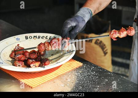 Eine Nahaufnahme einer italienischen Grillspezialität namens Bombette Stockfoto