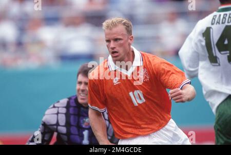 Orlando, Vereinigte Staaten. 21.. Dezember 2022. firo, 04.07.1994 archivieren Bild, archivieren Foto, archivieren, archivieren Fotos Fußball, Fußball, WELTMEISTERSCHAFT 1994 USA Runde 16: Niederlande, Holland - Irland 2:0 Dennis Bergkamp, Halbfigur, Jubiläum, Jubel, danach, His, Goal, to, 1: 0 Kredit: dpa/Alamy Live News Stockfoto