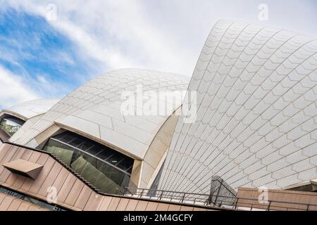 Ein Teil des Opernhauses von Sydney fährt an einem hellen Sommertag Stockfoto