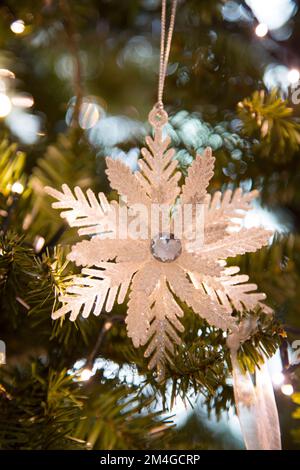 Schneeflocken-weihnachtsbaumschmuck auf einem Baum Stockfoto