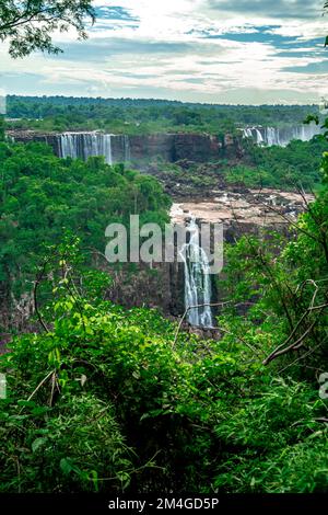 Das größte Wasserfallsystem der Erde, Iguazu, aus einem Hubschrauber Stockfoto