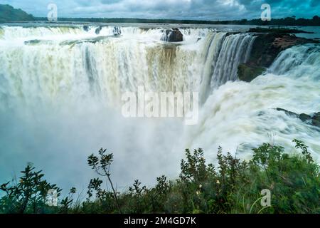 Das größte Wasserfallsystem der Erde, Iguazu, aus einem Hubschrauber Stockfoto