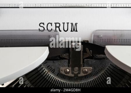 Word SCRUM geschrieben auf alter Schreibmaschine, Geschäftskonzept Stockfoto