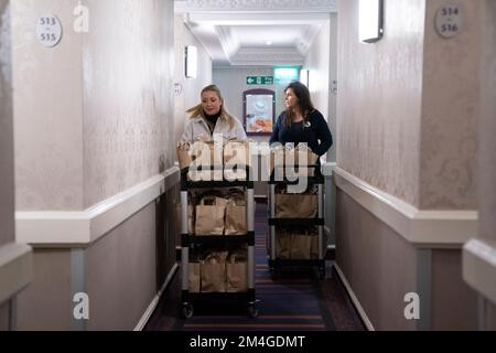 Krisenhelfer servieren das Frühstück in einem Hotel im Zentrum Londons, wo die Wohltätigkeitsorganisation ihre Türen für Obdachlose in der Weihnachtszeit geöffnet hat. Bilddatum: Mittwoch, 21. Dezember 2022. Stockfoto