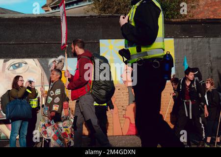 Glasgow, Schottland, Großbritannien. 30.. Oktober 2021. Die Klimaaktivistin Melanie Nazareth trifft nach Glasgow ein, nachdem sie 500 Meilen von London entfernt war, um an einem Protest gegen den Klimawandel teilzunehmen, der Eröffnungszeremonie einer langen Reihe von Aktionen, Protesten und Märschen der COP-Koalition, bei der mehrere Gruppen zusammentraten, um gegen die Unwirksamkeit von COP26 und früheren Treffen zu protestieren. Stockfoto