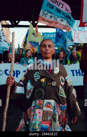 Glasgow, Schottland, Großbritannien. 30.. Oktober 2021. Die Klimaaktivistin Melanie Nazareth trifft nach Glasgow ein, nachdem sie 500 Meilen von London entfernt war, um an einem Protest gegen den Klimawandel teilzunehmen, der Eröffnungszeremonie einer langen Reihe von Aktionen, Protesten und Märschen der COP-Koalition, bei der mehrere Gruppen zusammentraten, um gegen die Unwirksamkeit von COP26 und früheren Treffen zu protestieren. Stockfoto