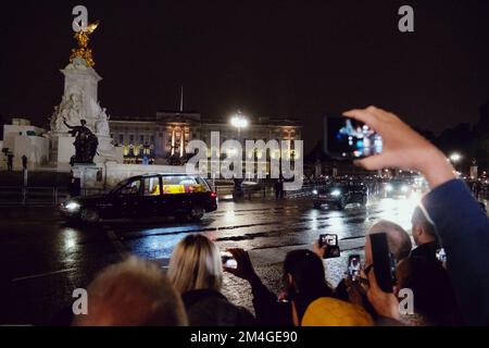 London, Großbritannien. 8. SEPTEMBER 2022. Der Sarg mit der verstorbenen Königin Elisabeth II. Trifft im Buckingham Palace ein, wo sich eine Menge versammelte, bevor er morgen in Westminster zum Lay-in-State gebracht wurde. Stockfoto