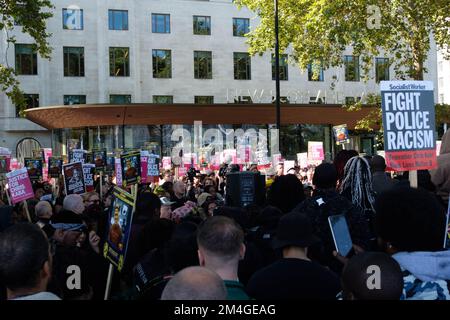 London, Großbritannien. 17. SEPTEMBER 2022. Mehrere Gruppen, darunter Black Lives Matter, versammeln sich vor New Scotland Yard, um gegen die Ermordung von Chris Kaba zu protestieren, der am 5.. September von einem Polizisten tödlich erschossen wurde. Stockfoto