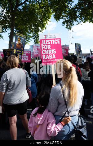London, Großbritannien. 17. SEPTEMBER 2022. Mehrere Gruppen, darunter Black Lives Matter, versammeln sich vor New Scotland Yard, um gegen die Ermordung von Chris Kaba zu protestieren, der am 5.. September von einem Polizisten tödlich erschossen wurde. Stockfoto