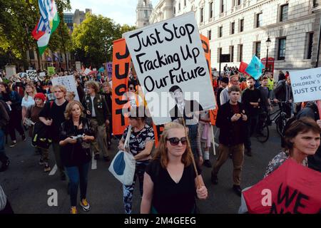 Eine Koalition von Gruppen, die genug ist genug, Just Stop Oil und Extinction Rebellion enthalten, fordern einen Herbst der Aktion, um die Lebenshaltungskosten zu bekämpfen, indem sie reale Lohnerhöhungen fordern, Sie senken die Energiekosten und besteuern die Reichen und die Klimakrise, indem sie die Entwicklung neuer fossiler Brennstoffe stoppen und günstige öffentliche Verkehrsmittel anbieten. Gruppen marschierten von mehreren Stationen in London aus, darunter Kings Cross, Euston, Paddington und Waterloo sowie Dutzende von Punkten in der Stadt, wobei der hauptmarsch am Kings Cross begann, das Zentrum Londons schloss und sich dann niedersetzte, um die Menschen zu halten' Stockfoto