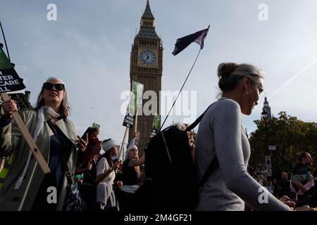 Demonstranten nehmen am nationalen Protest der Mumien im Zentrum Londons Teil. Der Protest wird von Schwangeren organisiert und dann mit der Forderung nach einer Reform der Regierung in Bezug auf Kinderbetreuung, Elternurlaub und flexible Arbeitszeiten beschuldigt Stockfoto