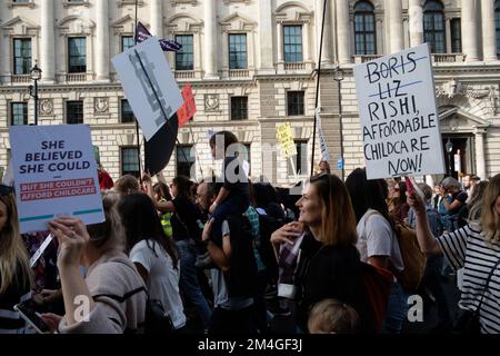 Demonstranten nehmen am nationalen Protest der Mumien im Zentrum Londons Teil. Der Protest wird von Schwangeren organisiert und dann mit der Forderung nach einer Reform der Regierung in Bezug auf Kinderbetreuung, Elternurlaub und flexible Arbeitszeiten beschuldigt Stockfoto