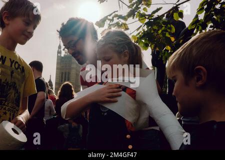 Demonstranten nehmen am nationalen Protest der Mumien im Zentrum Londons Teil. Der Protest wird von Schwangeren organisiert und dann mit der Forderung nach einer Reform der Regierung in Bezug auf Kinderbetreuung, Elternurlaub und flexible Arbeitszeiten beschuldigt Stockfoto