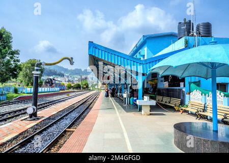 Bahnhof, Bahnsteig, Ooty, Udhagamandalam, Tamil Nadu, Indien Stockfoto