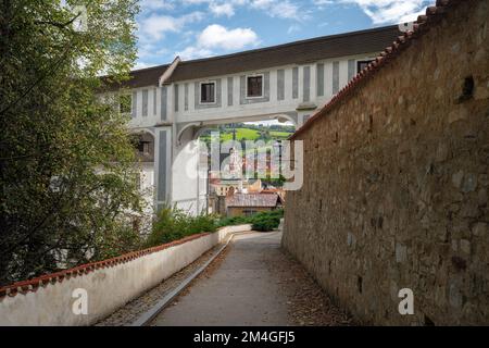 Verbindungskorridor zur Burg Cesky Krumlov mit der Veitskirche im Hintergrund - Cesky Krumlov, Tschechische Republik Stockfoto