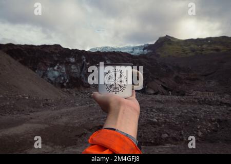 Nahaufnahme Dame mit Touristentasse Konzeptfoto Stockfoto