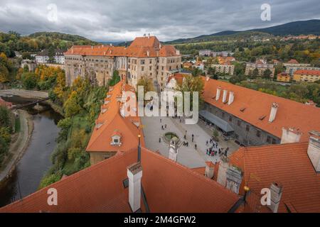 Blick aus der Vogelperspektive auf den Innenhof des Schlosses Cesky Krumlov - Cesky Krumlov, Tschechische Republik Stockfoto