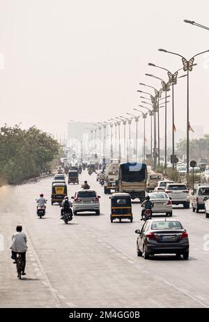 Navi Mumbai, Indien, Eine im Bau Befindliche Segmentbrücke neben einem riesigen Wolkenkratzer. Navi Mumbai City Scape View, Navi Mumbai Fotografie . Stockfoto