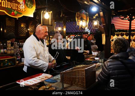 Christkindlesmarkt Nürnberg, Bratwurst, Grill, Nürnberg, Nürnberger Weihnachtsmarkt, Nürnberg Christkindlesmarkt, mit Glühwein und vielen Grillsachen! Stockfoto