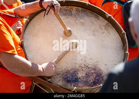 Musiker, der während eines Festivals im Freien eine Basstrommel spielt. Spanische Kultur Stockfoto