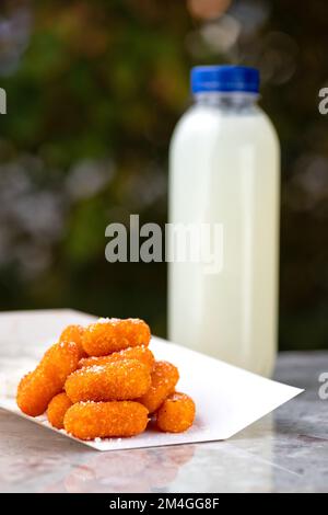 Essenslieferung, Käsestifte zum Mitnehmen, Papierbehälter mit panierten Mozzarella-Käsestiften und Sauce. Menü, Nahaufnahme Stockfoto