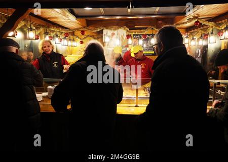 Christkindlesmarkt Nürnberg, Bratwurst, Grill, Nürnberg, Nürnberger Weihnachtsmarkt, Nürnberg Christkindlesmarkt, mit Glühwein und vielen Grillsachen! Stockfoto