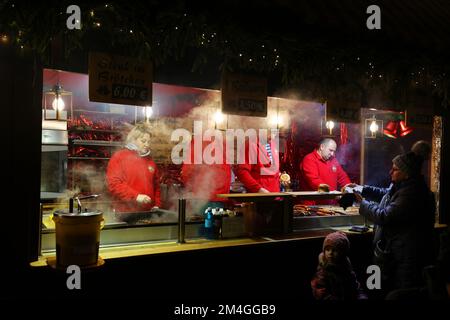 Christkindlesmarkt Nürnberg, Bratwurst, Grill, Nürnberg, Nürnberger Weihnachtsmarkt, Nürnberg Christkindlesmarkt, mit Glühwein und vielen Grillsachen! Stockfoto