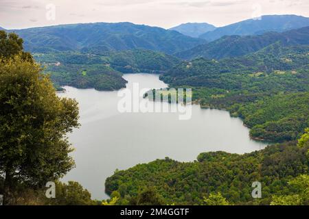 Der Sau-Reservoir aus der Vogelperspektive aus der Sicht des Puig de la Forco. Naturpark Guilleries, Katalonien, Spanien Stockfoto