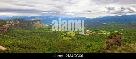 Toller Panoramablick aus der Vogelperspektive auf Las Guillerias mit dem Sau-Stausee, den Collsacabra-Klippen und Vilanova de Sau. Naturpark Guilleries, Katalonien, Stockfoto