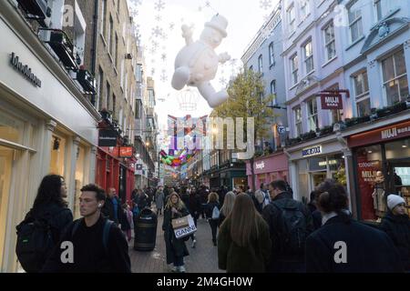 London, UK, 20. Dezember 2022: Die Carnaby Street in Soho bietet Shopping-Fans vor Weihnachten ein mildes und trockenes Wetter. Über der Fußgängerzone hängen aufwendige Dekorationen, aber an einigen Tagen wurden die Fußgänger durch Zugstreiks verringert. Anna Watson/Alamy Live News Stockfoto